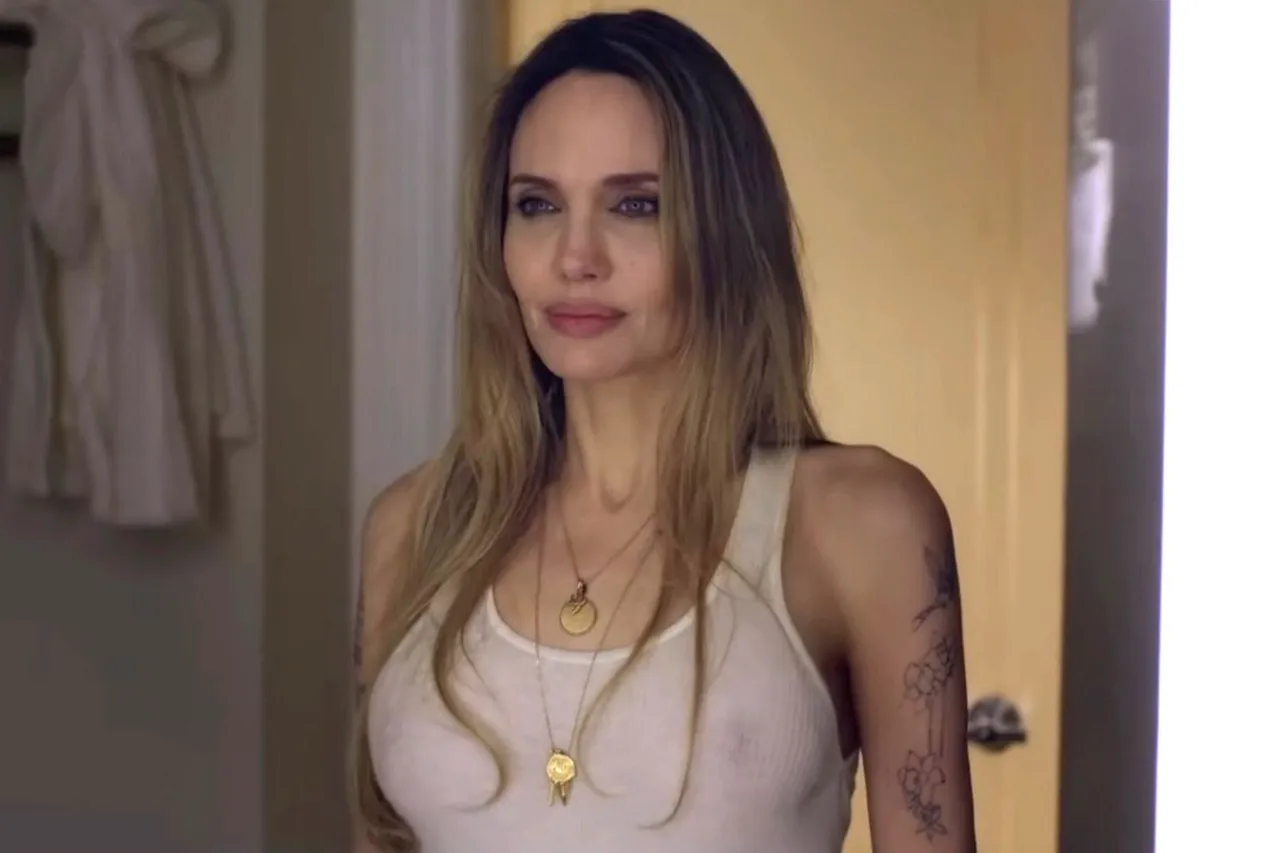 angelina-jolie-couture-010726-1-e154590c509644c3b7fe0dc059cffc71