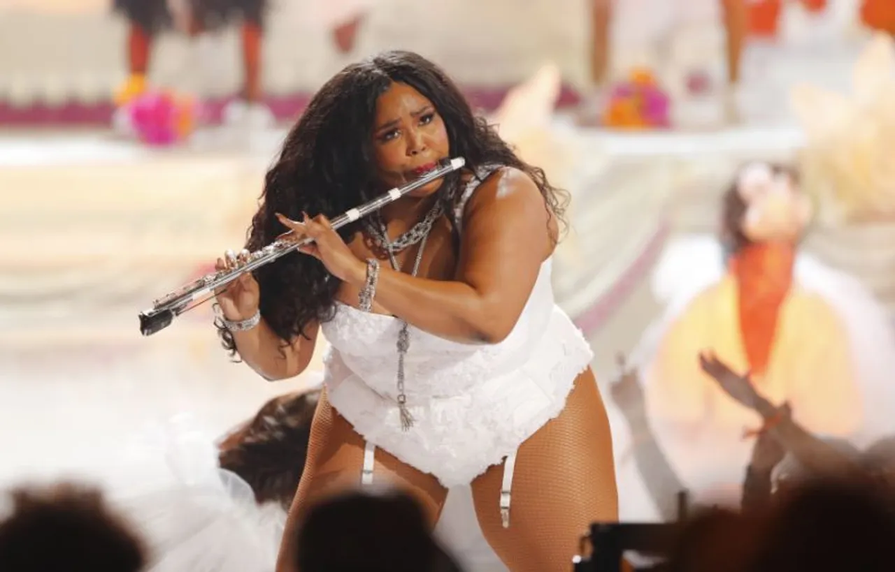 Lizzo played a Tin Whistle and the Fans Love it!
