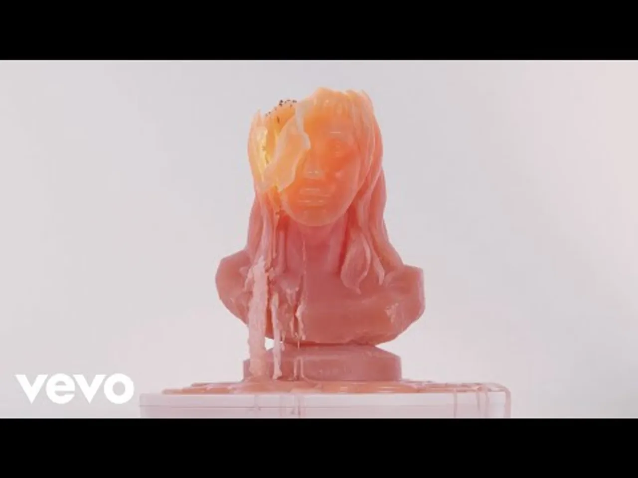 Kesha is back with "Tonight"