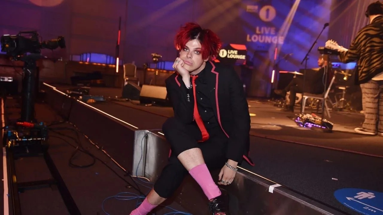 Yungblud performs 'cardigan'