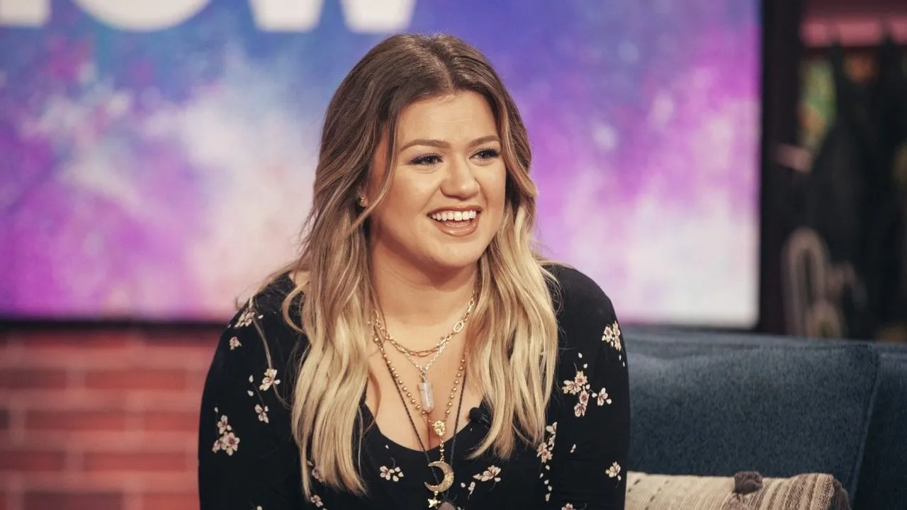 Kelly Clarkson Covers Tracy Chapman Hit Song