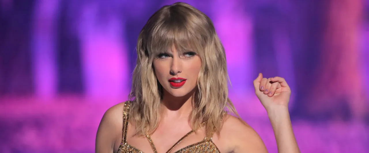 Taylor Swift Performs With HAIM in Front of Fans in London