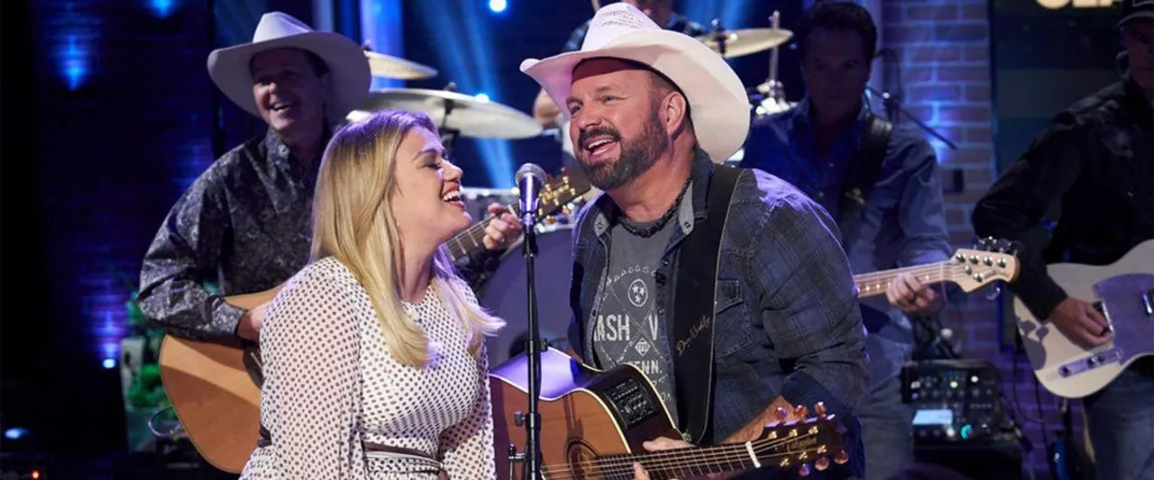 Garth Brooks And Kelly Clarkson Perform a Candid ‘New York State of Mind’ Duet
