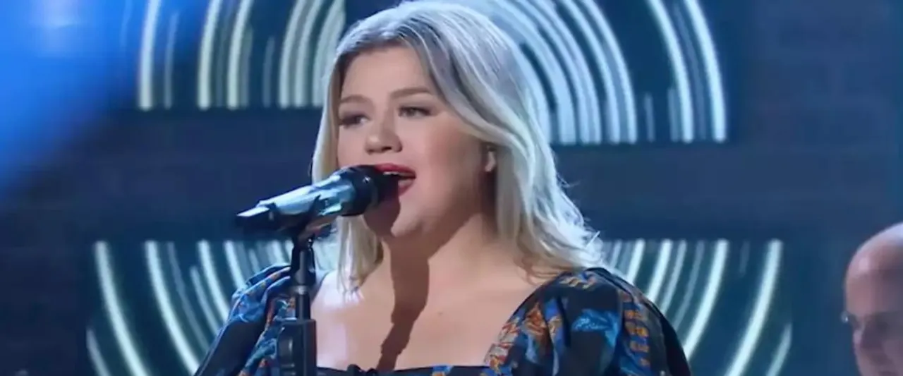Kelly Clarkson Says She's ‘Only Happy’ When She's Singing This Garbage Classic For Kellyoke