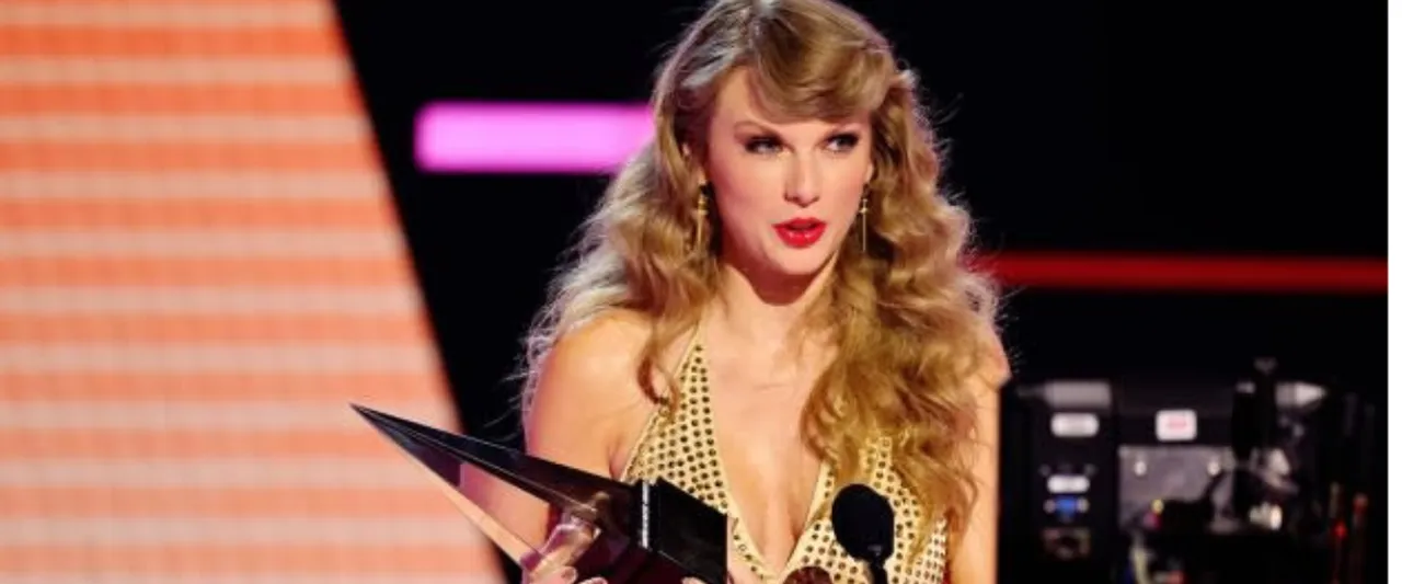 Taylor Swift Thanked Her Fans at The 2022 AMAs 'For Caring’ About Re-Recorded Albums