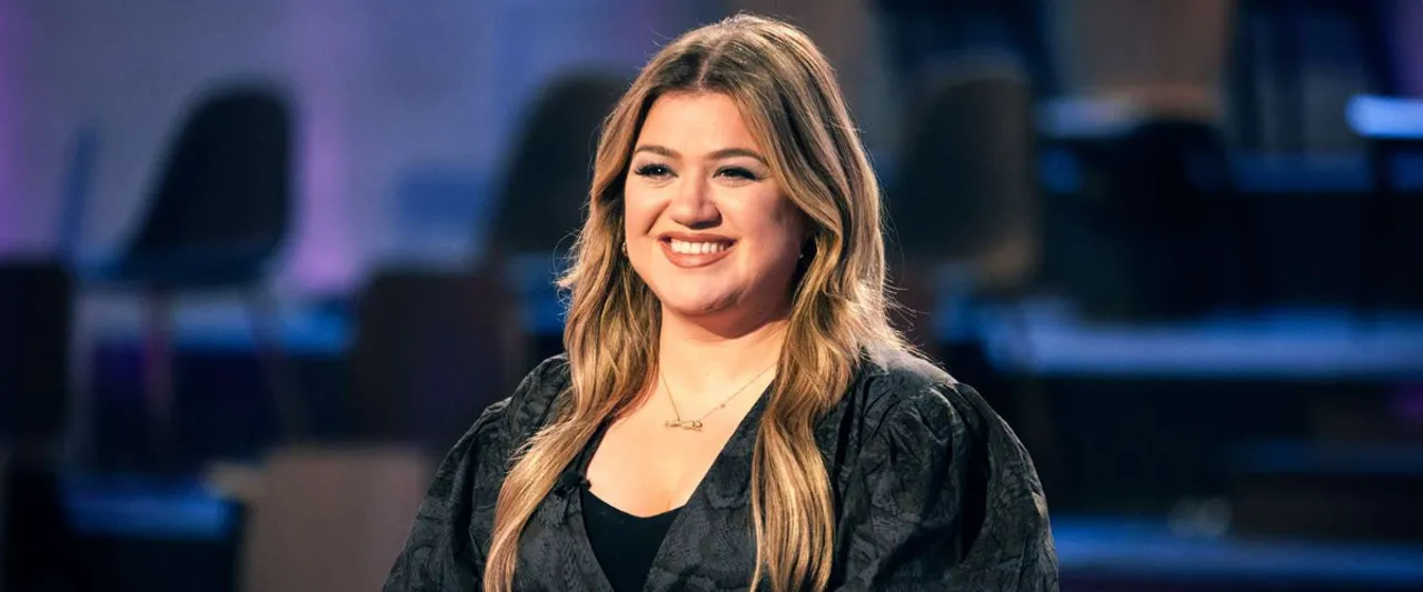 Kelly Clarkson And Ariana Grande Release ‘Santa, Can’t You Hear Me’ 