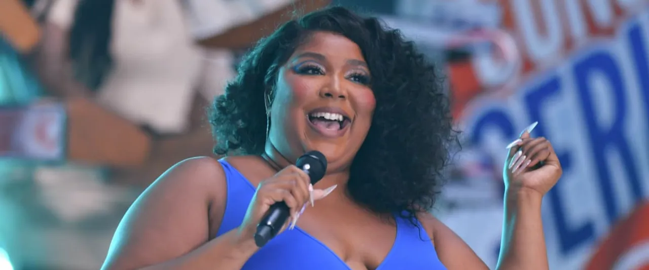 Lizzo Wins ‘People’s Champion’ at 2022 People’s Choice Awards