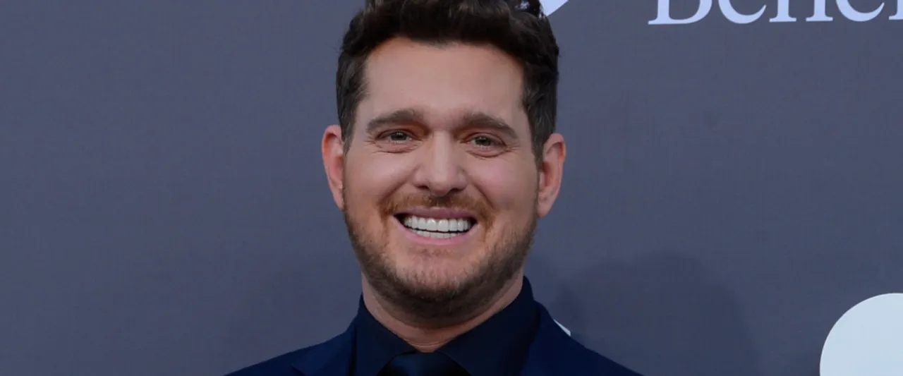 Michael Bublé Enters 2023 With His Holiday Classic ‘Christmas’ at No.1