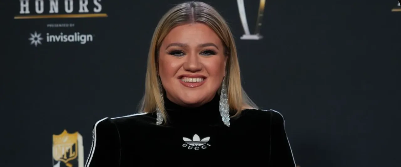 Kelly Clarkson Sings The Dermot Kennedy Ballad, 'Better Days'