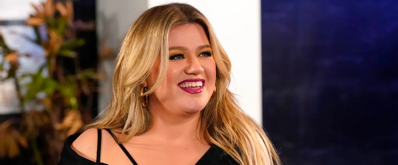 Kelly Clarkson Finally Releases Her Powerful Double Single ‘Mine/Me’