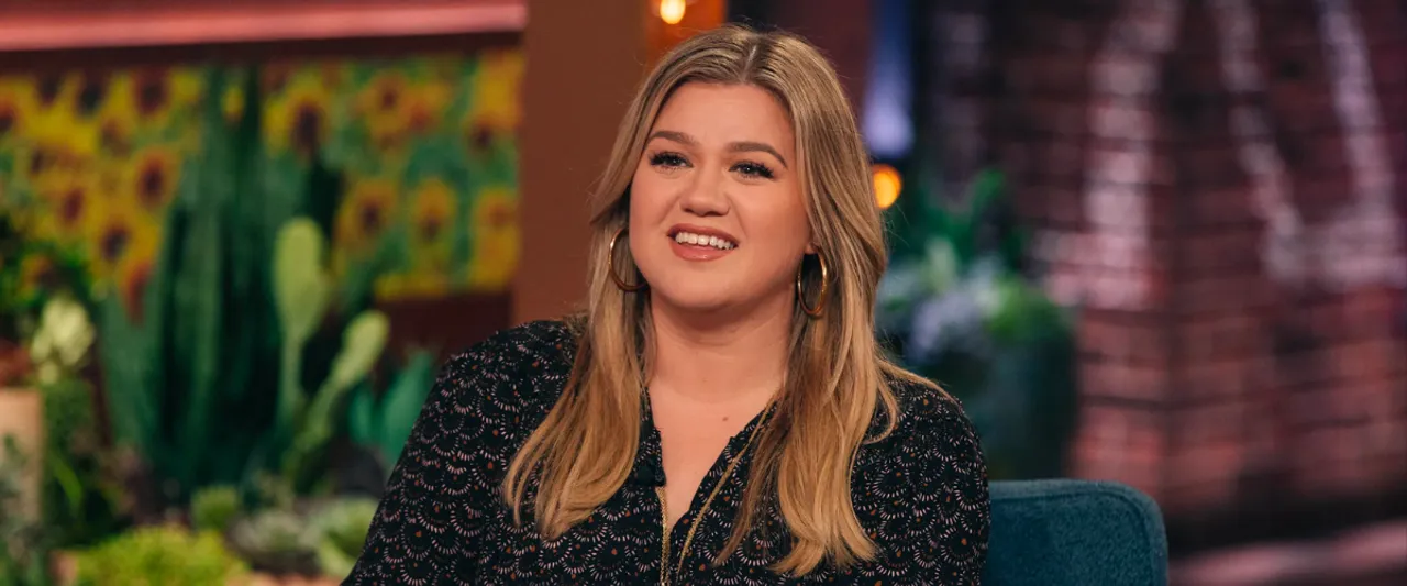 Kelly Clarkson Made a Stop at an LA Coffee Shop For A Cappella Flash Mob