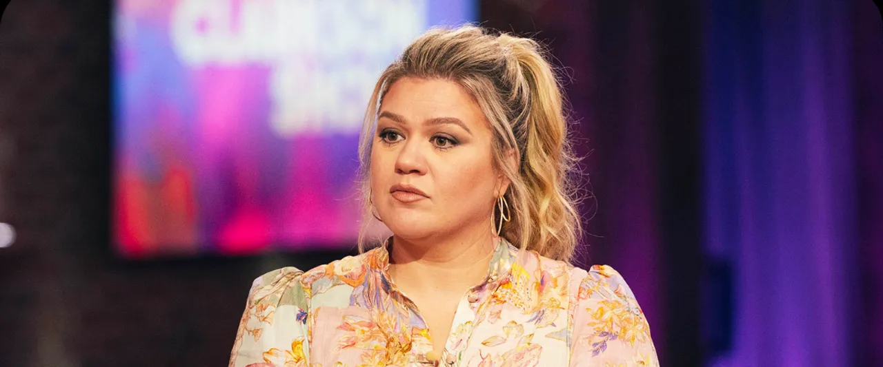 Kelly Clarkson Thinks Taylor Swift is "Brilliant" For These Reasons!
