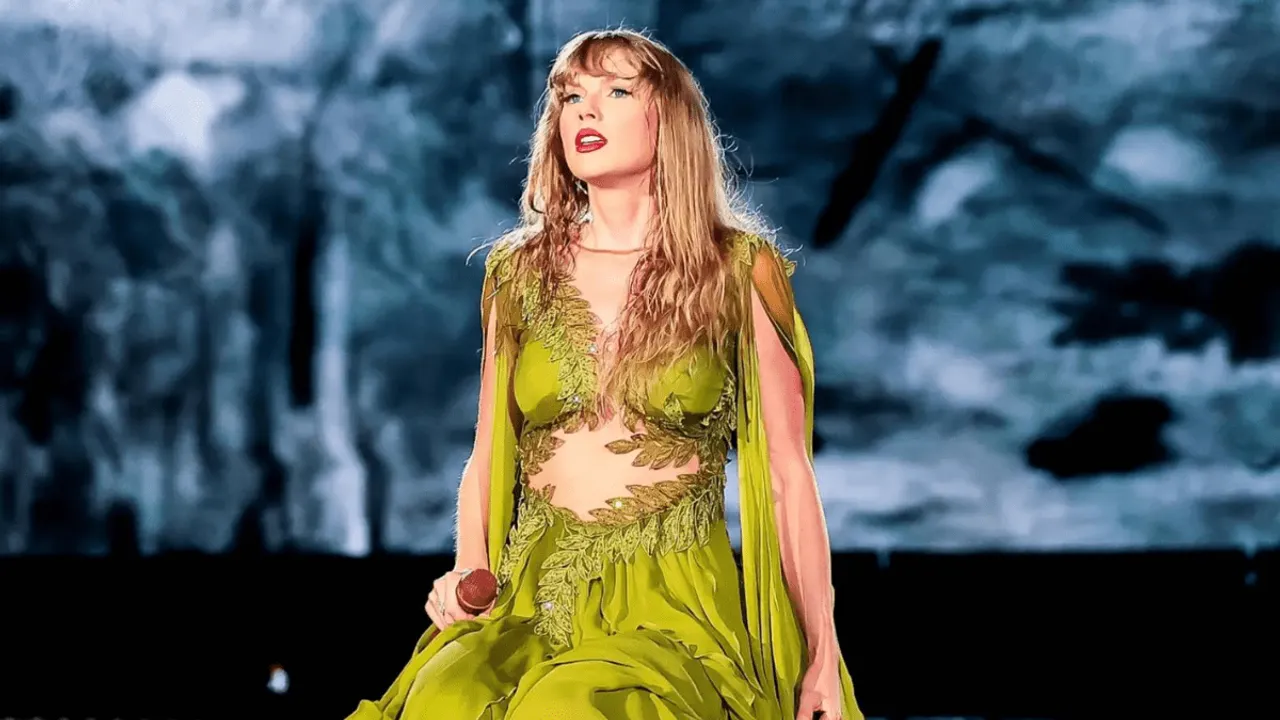Taylor Swift Performs ‘Safe & Sound’ And ‘Untouchable’ For The First Time in a Decade