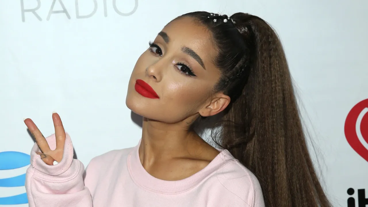 Ariana Grande Signs New Management Deal