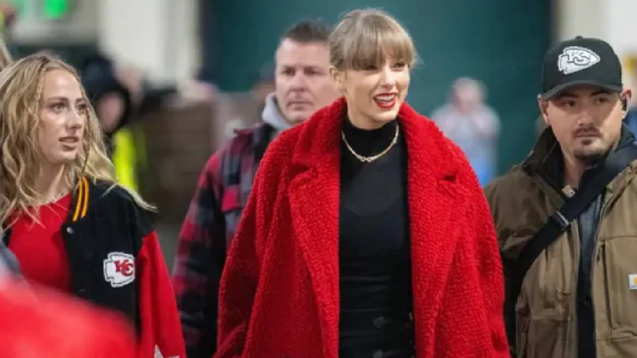 Taylor Swift Rocks a Red Teddy Coat to Support Travis Kelce