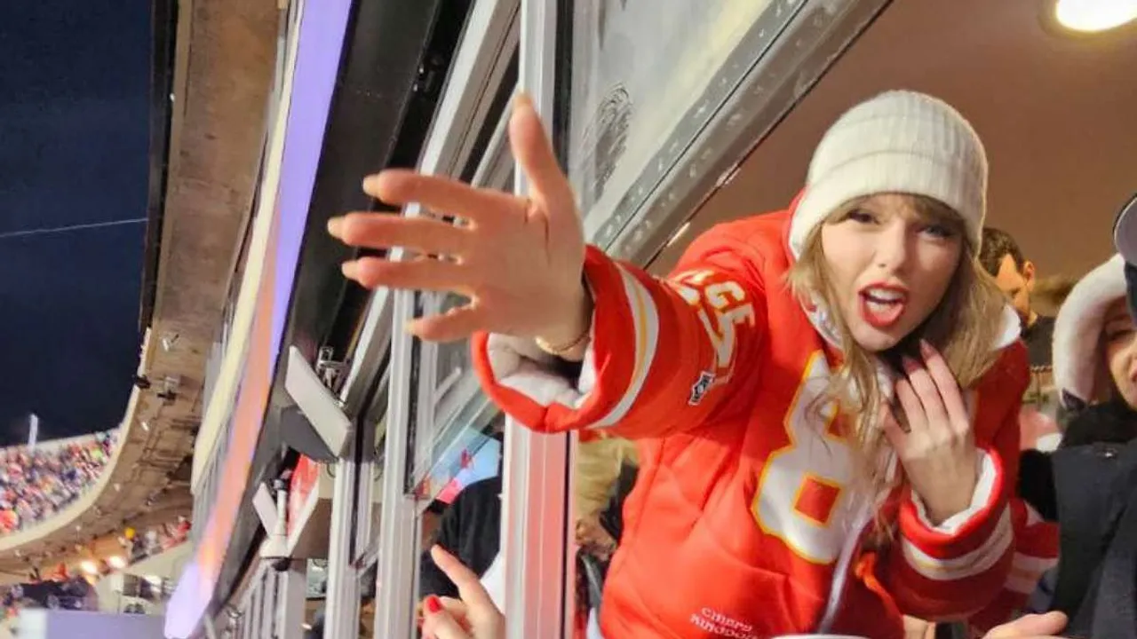 Taylor Swift Gifts Chiefs Fan Her Scarf!