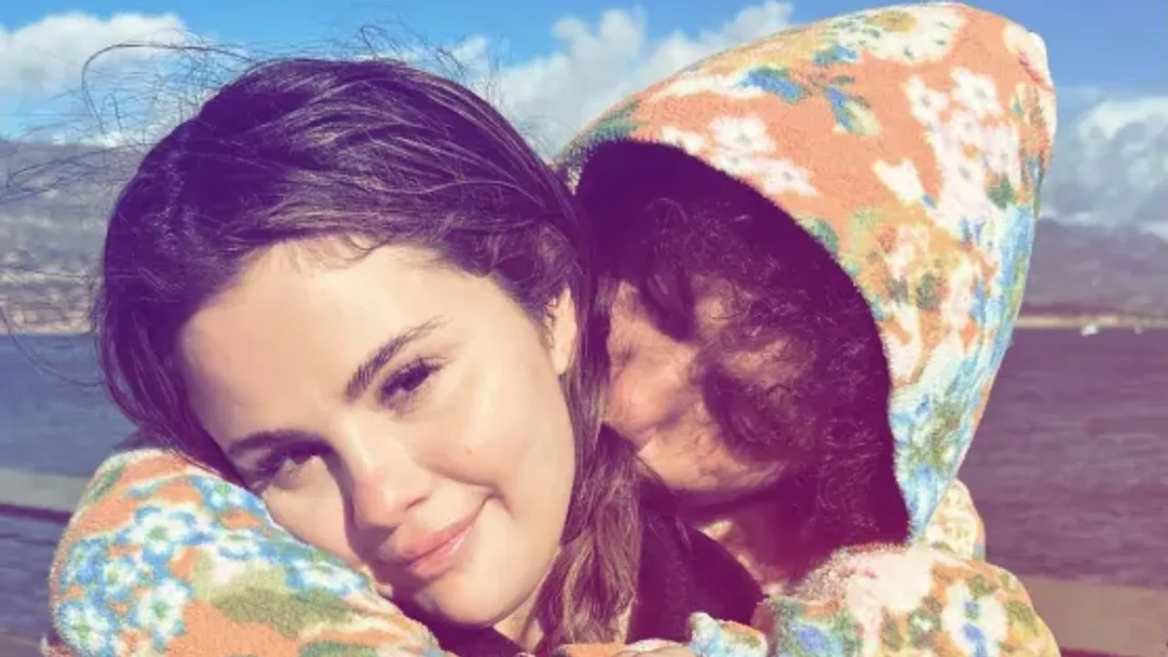 Selena Gomez And Her New Boyfriend Benny Blanco Share a Cozy Moment by The Ocean
