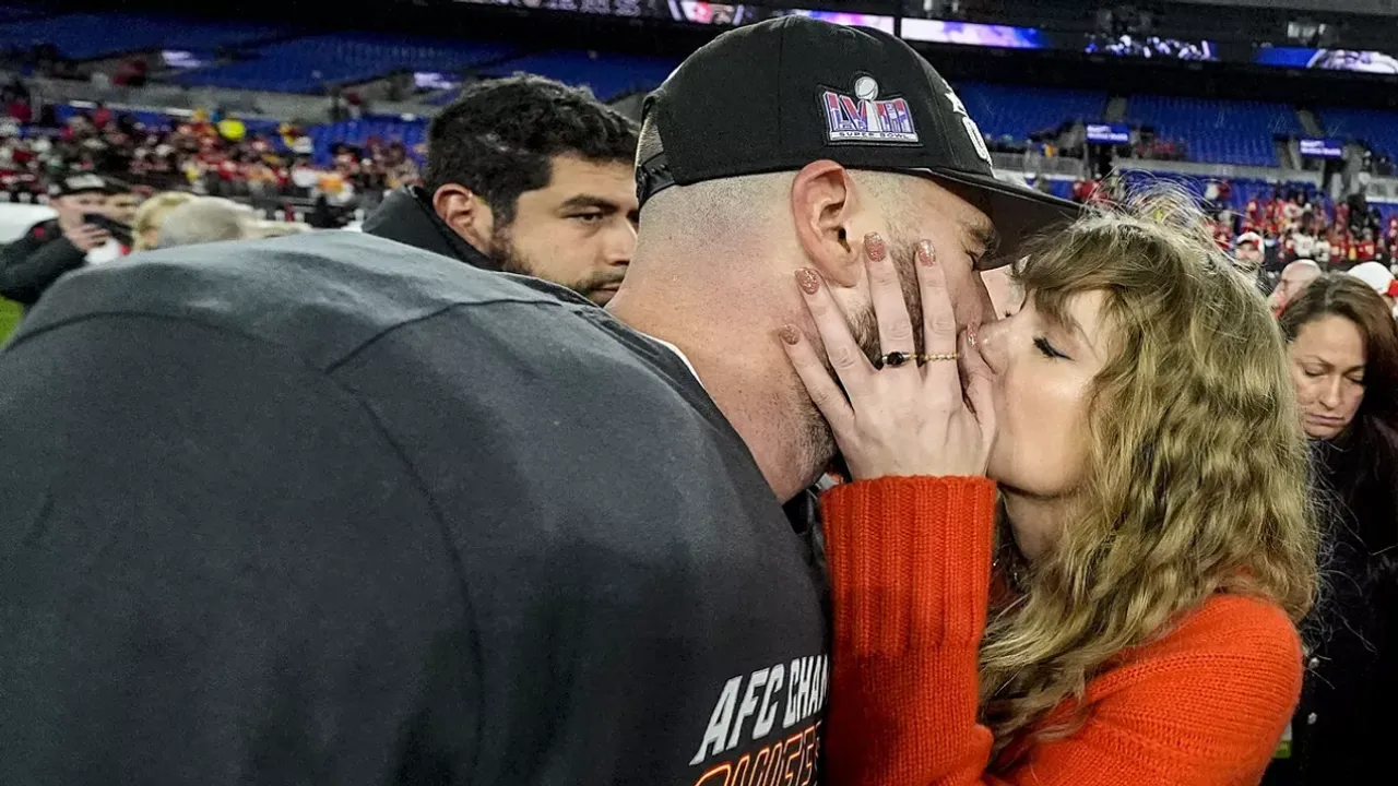 Taylor Swift's Touchdown of Affection: Singer Appears to Say 'I Love You' to Travis Kelce