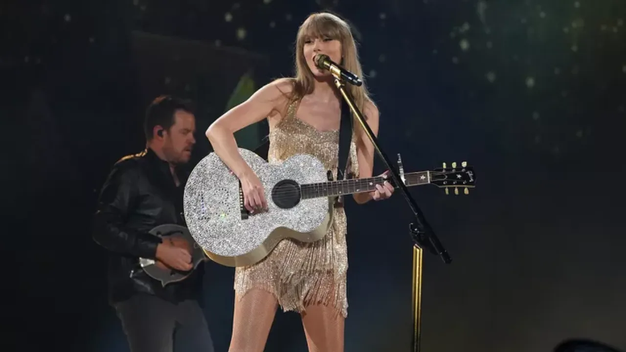 Taylor Swift Makes Surprise Appearance at Tokyo Dome