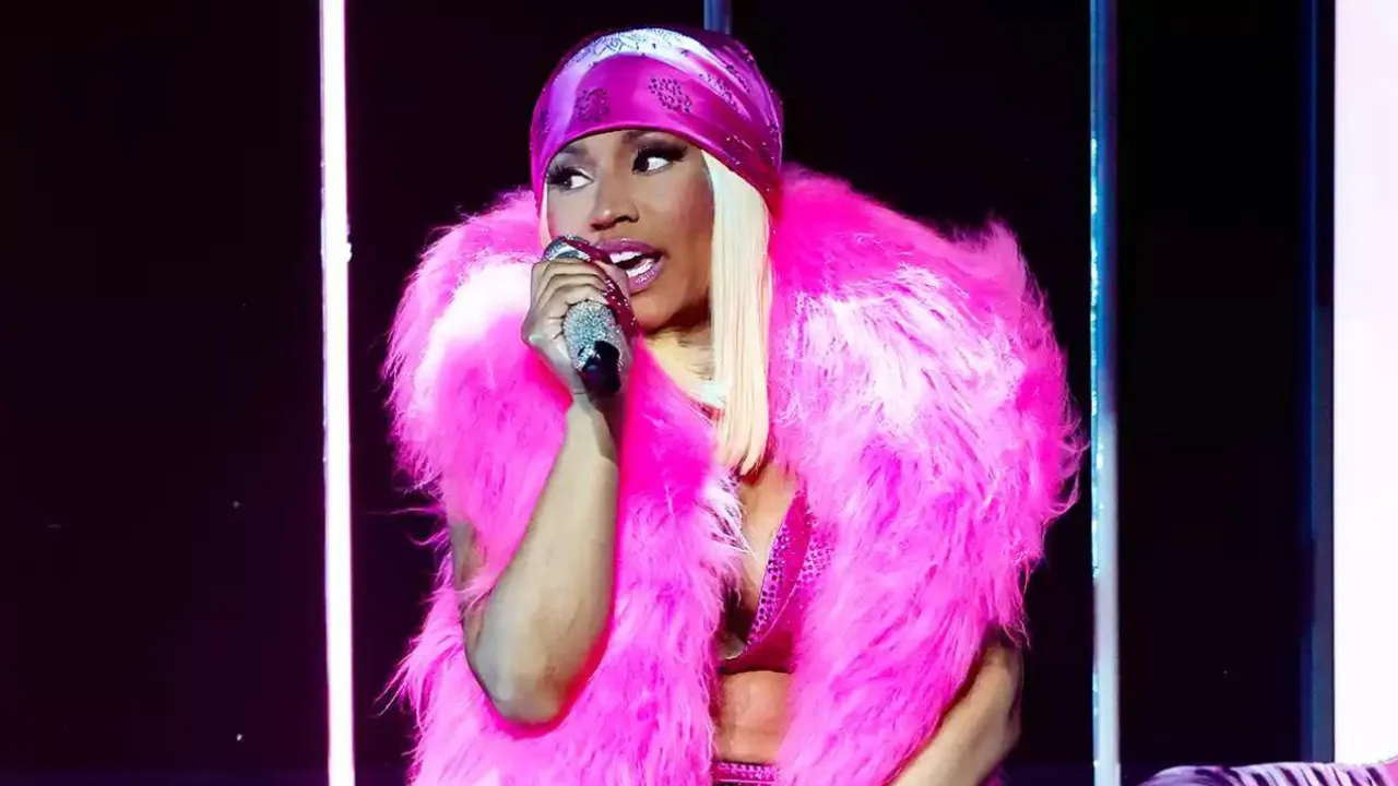 Nicki Minaj Experiences a Wardrobe Malfunction During Concert, Scolds Fans For Not Noticing
