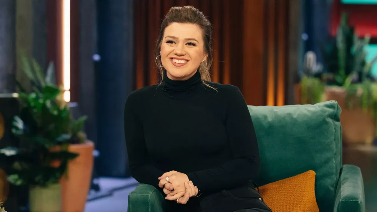 Kelly Clarkson Covers 'Over The Rainbow,' a Song Close to Her Family's Heart