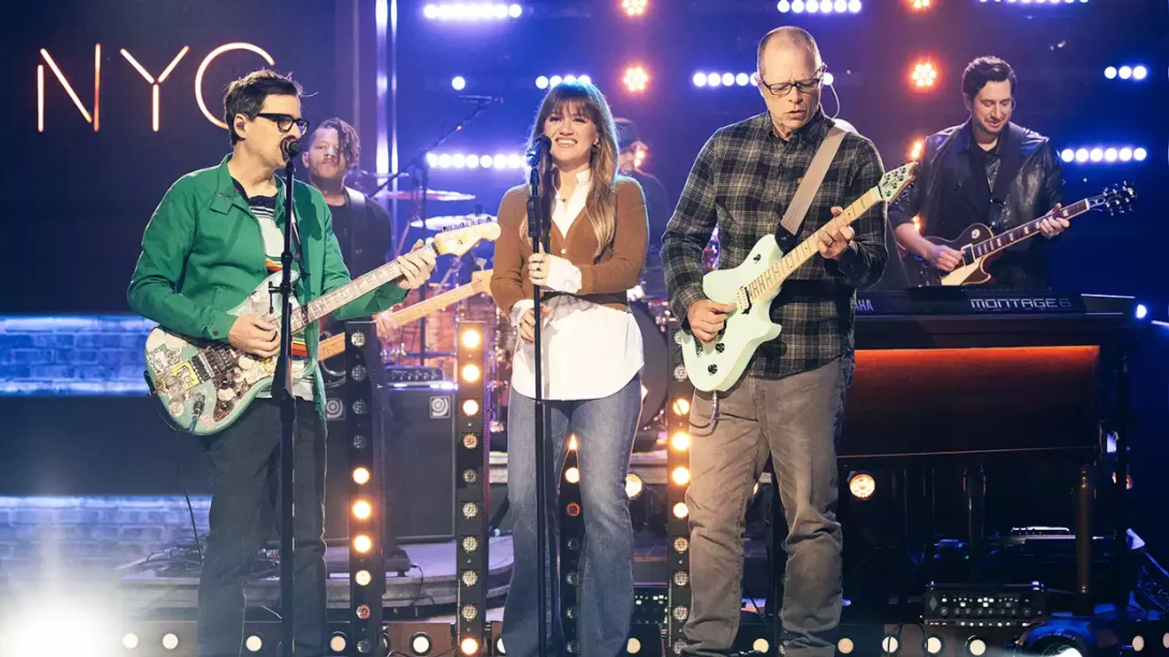 Kelly Clarkson Rocks 'Say It Ain't So' With Weezer's Rivers Cuomo And Patrick Wilson