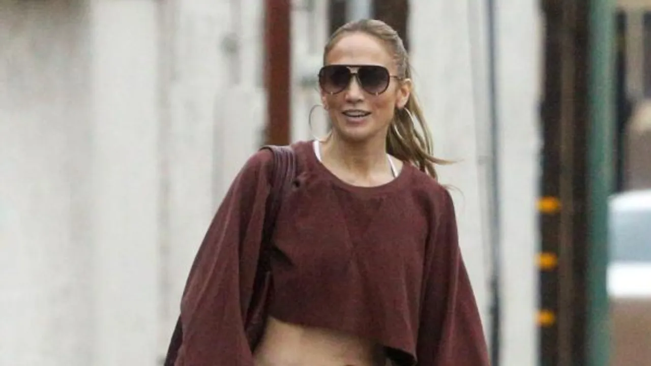 Jennifer Lopez Enjoys Dinner Alone at Giorgio Baldi in L.A