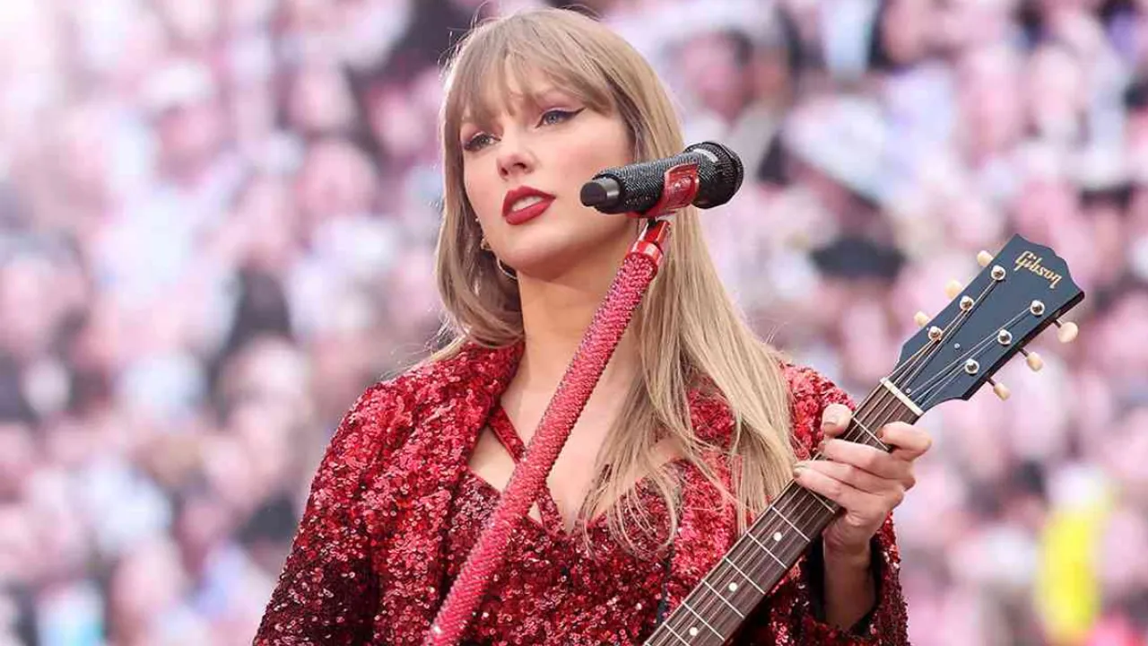 Taylor Swift Swallows Bug While Performing, Hilariously Asks Crowd for Help