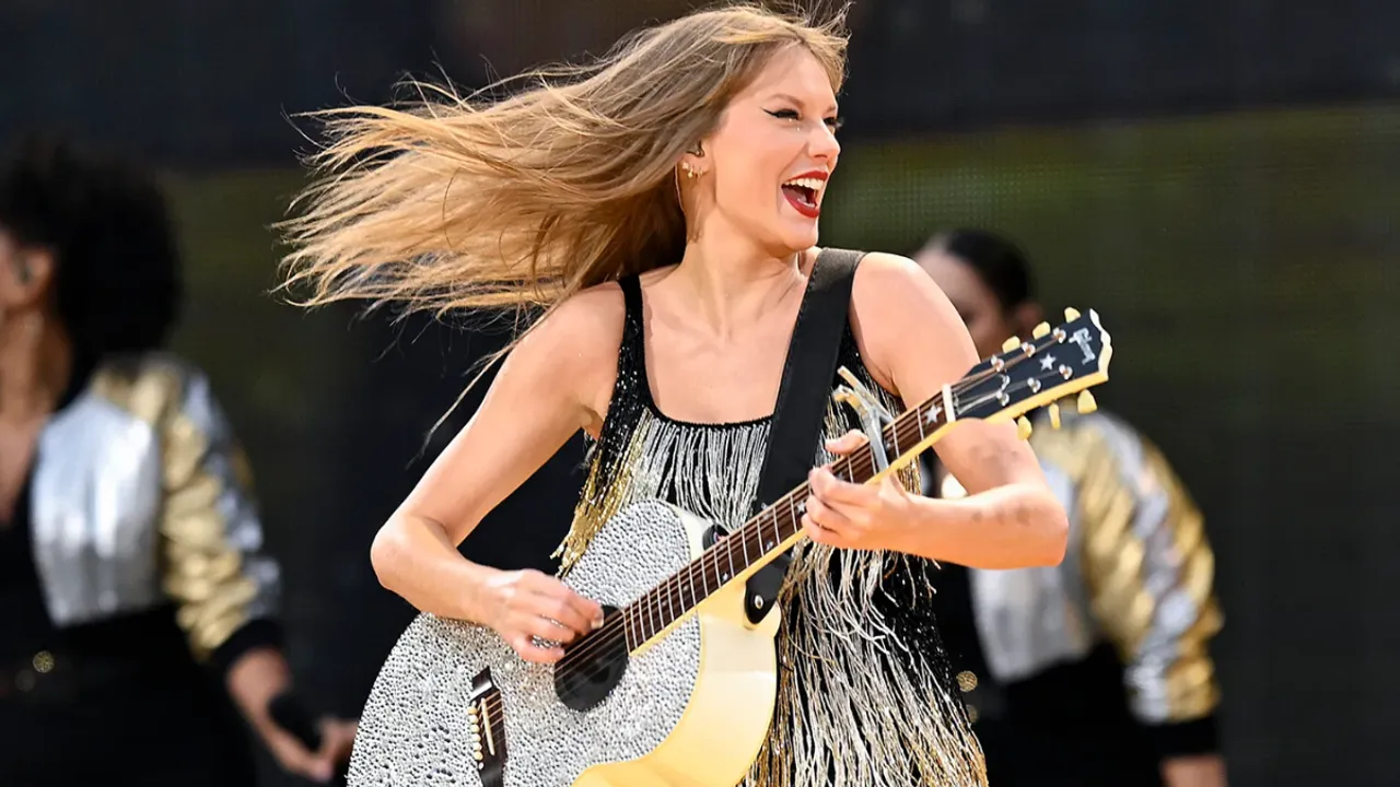 Taylor Swift's CD of Original Songs And Country Covers From Age 11 Fetches Over $12,000 at Auction