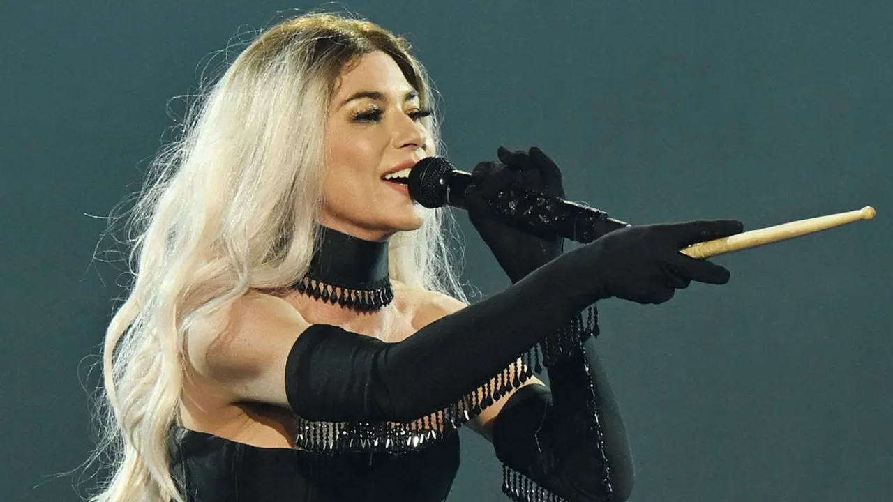 Shania Twain Hilariously Sings Into Drumstick Instead of Mic on Stage