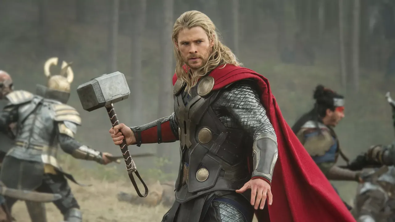 Chris Hemsworth's Reunion with Thor's Mjölnir at Universal Studios Goes Viral
