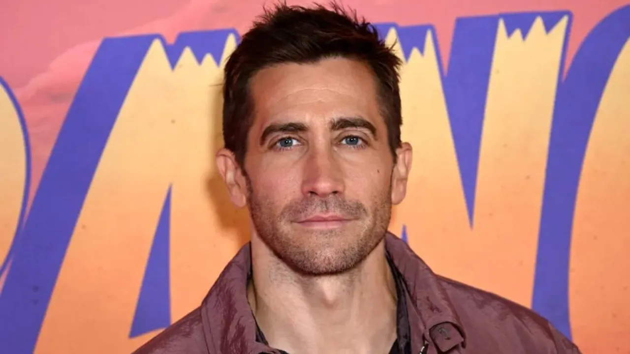 Jake Gyllenhaal Calls Being Legally Blind in Hollywood "Advantageous"