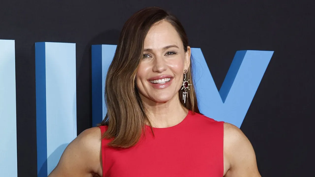Jennifer Garner Plays Fun Pool Game With Her Children