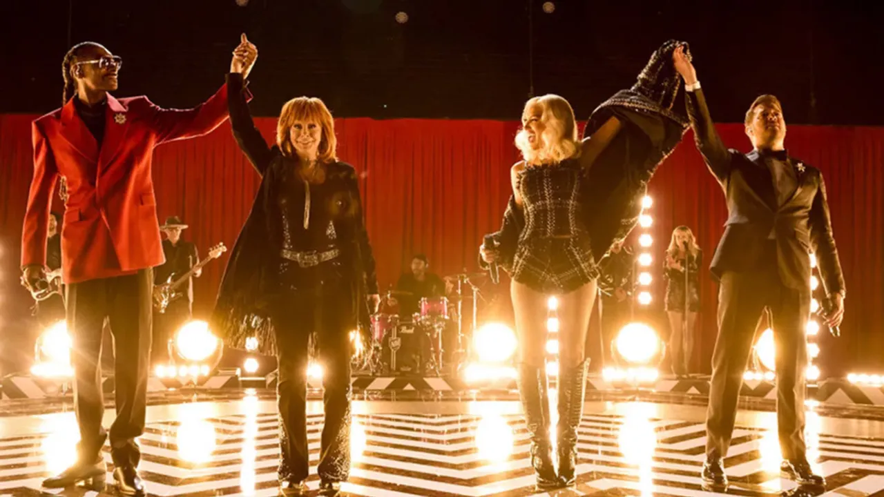 Snoop Dogg, Gwen Stefani And Michael Bublé Perform as 'The Voice' Coaches