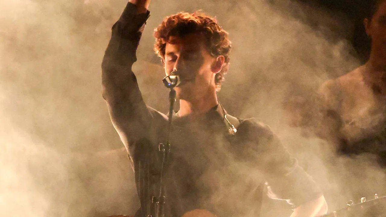 Shawn Mendes Debuts 'Nobody Knows' With Candlelit Performance at MTV VMAs