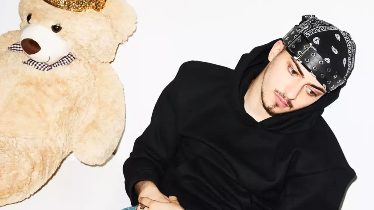 Harry Daniels Goes Viral For Badly Singing to A-Listers