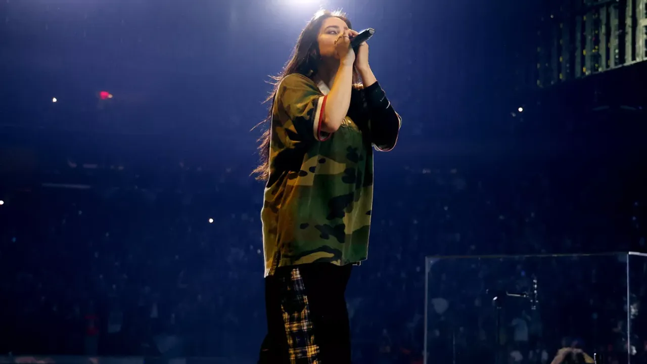 Billie Eilish Shows Off Major Leg Bruise After N.Y.C. Staircase Fall