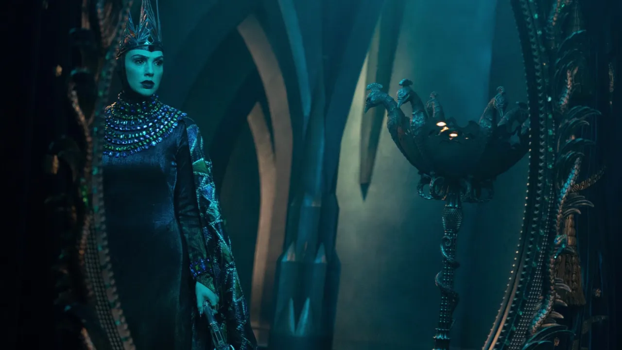 Gal Gadot’s Evil Queen Confronts the Magic Mirror in New 'Snow White' Image