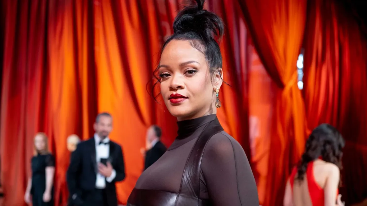 Rihanna Says That She Wore Pearls and Shades While Giving Birth