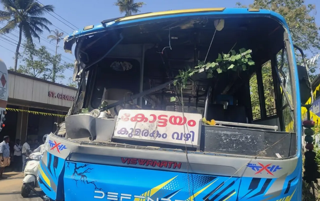 Screenshot 2026-01-09 at 21-51-57 സ്വകാര്യ ബസും ടോറസും കൂട്ടിയിടിച്ചു ബസ് ഡ്രൈവറടക്കം 9 പേര്‍ക്ക് പരിക്ക് 9 Injured After Private Bus Tours Lorry Collide Each Other Asianet News Malayalam