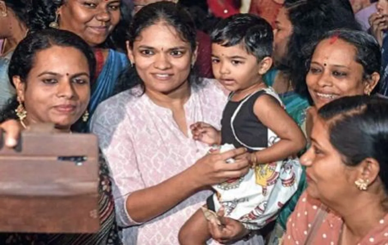 aig g poonkuzhali at an unofficial function with her 2years old daughter