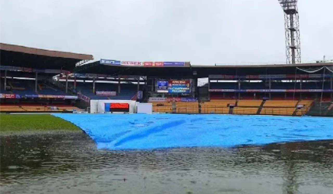 ആര്‍സിബിയുടെ മത്സരം വൈകുന്നു; മഴയിൽ മത്സരം മുങ്ങുമോ എന്നറിയാൻ മണിക്കൂറുകള്‍ മാത്രം