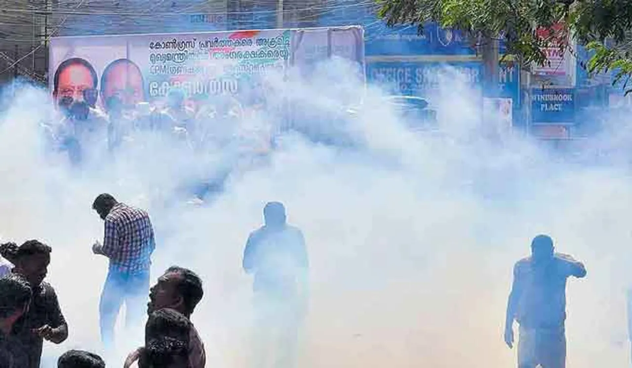 യുഡിഎഫ് സെക്രട്ടറിയേറ്റ് മാര്‍ച്ചിന് നേരെ കണ്ണീര്‍വാതകം; വസ്തുതാന്വേഷണ റിപ്പോര്‍ട്ട് തേടി ലോക്‌സഭാ സെക്രട്ടേറിയറ്റ്