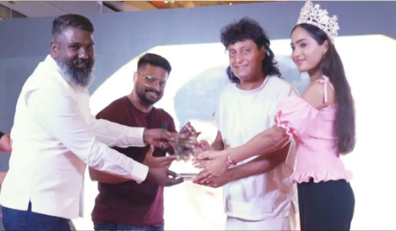 ഏറ്റവും കൂടുതല്‍ സെല്‍ഫിയെടുക്കപ്പെട്ട സെലിബ്രിറ്റി; സെല്‍ഫി സ്റ്റാര്‍ പുരസ്‌കാരം ഏറ്റുവാങ്ങി ഡോ. ബോബി ചെമ്മണൂര്‍