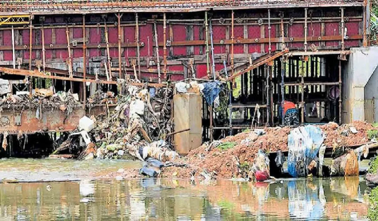 തലസ്ഥാനത്തെ വെള്ളപ്പൊക്കകാരണം നെല്ലിക്കുഴിപാലനിര്‍മ്മാണത്തിലെ അപാകത