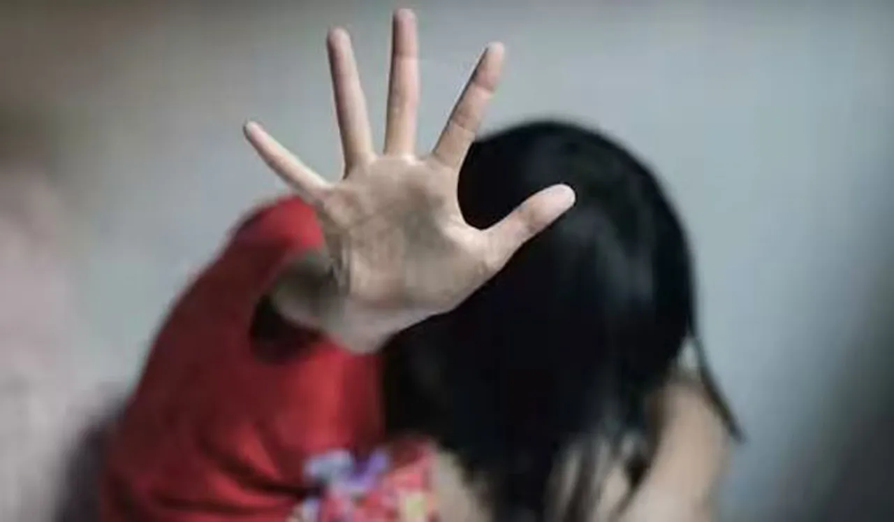 ​ഗാർഹിക ജോലിക്കാരിയായ പതിനെട്ടുകാരിയോട് ക്രൂരത; കരുണാനിധിയുടെ മകനും മരുമകൾക്കുമെതിരെ കേസ്