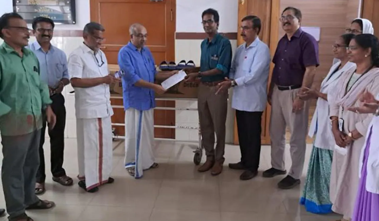 മെഡിക്കല്‍ കോളേജിന് വികെസി 500 ജോഡി പ്രത്യേക പാദരക്ഷകള്‍ നല്‍കി