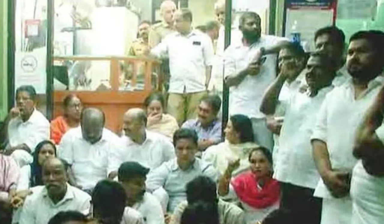മുഖ്യമന്ത്രിയെ കരിങ്കൊടി കാണിച്ച കോണ്‍ഗ്രസ് പ്രവര്‍ത്തകര്‍ കസ്റ്റഡിയില്‍; പാലാരിവട്ടം സ്റ്റേഷനു മുന്നില്‍ സംഘര്‍ഷം