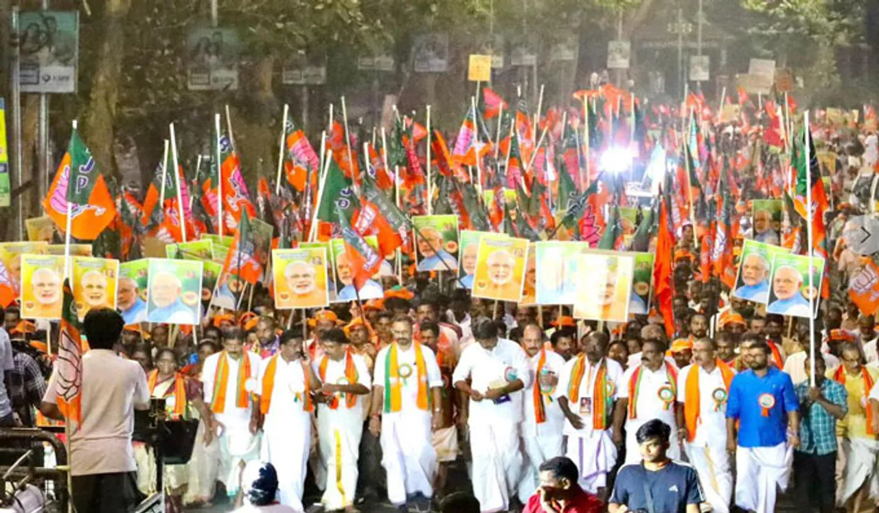 കെ സുരേന്ദ്രൻ നയിക്കുന്ന കേരള പദയാത്രയിൽ ശ്രദ്ധേയമായി കേന്ദ്ര സർക്കാരിന്റെ ​ഹെൽപ് ഡെസ്ക്!