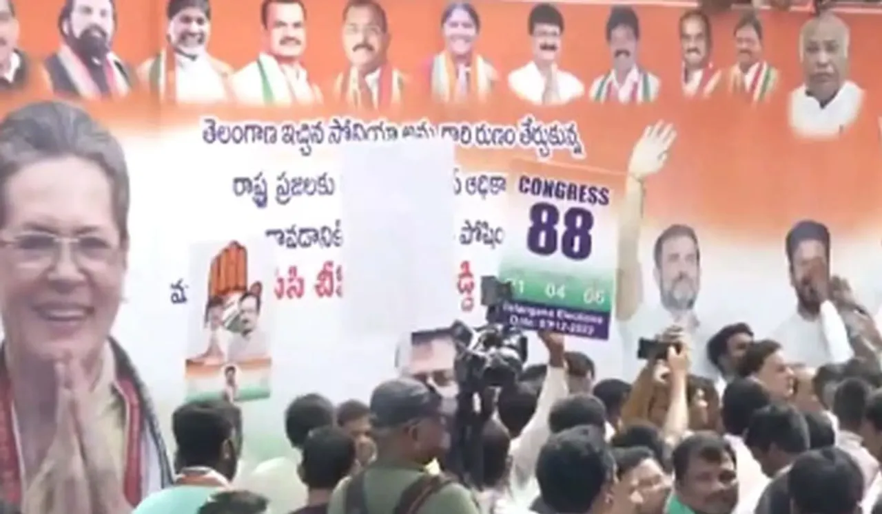 തെലങ്കാനയിൽ കോൺ​ഗ്രസ്; നേതാക്കളുടെ പോസ്റ്ററിൽ പാലഭിഷേകം നടത്തി പ്രവർത്തകർ
